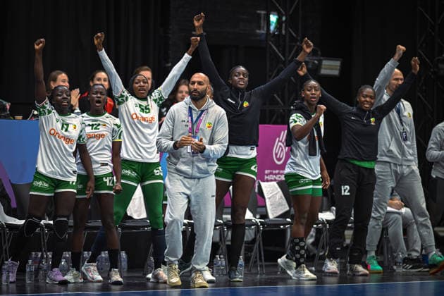Niederlande, Handball, Weltmeisterschaft der Frauen 2025, Schweiz vs Senegal, 29.11.2025, Maaspoort Sports & Events, s-Hertogenbosch, Niederlande, Jubel auf der Bank Senegals Copyright: xMarkusxVerwimpx