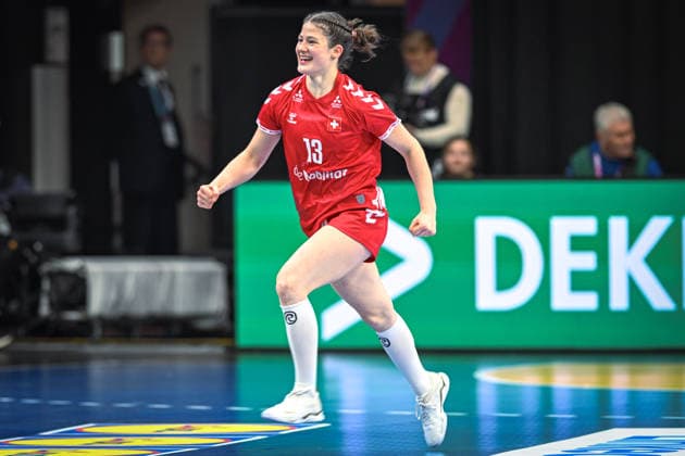 Niederlande, Handball, Weltmeisterschaft der Frauen 2025, Schweiz vs Senegal, 29.11.2025, Maaspoort Sports & Events, s-Hertogenbosch, Niederlande, Era Baumann (Schweiz, 13) jubelt über ein Tor Copyright: xMarkusxVerwimpx