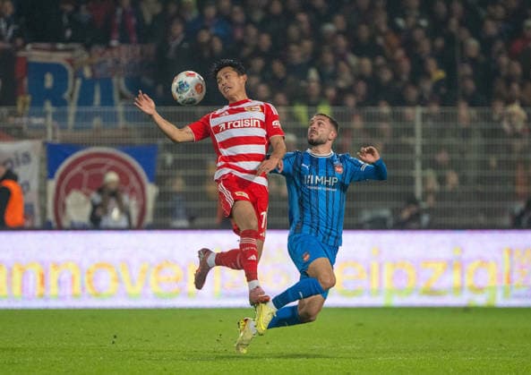 Fußball, Herren, Saison 2025 2026, 1. Bundesliga (12. Spieltag), 1. FC Union Berlin - 1. FC Heidenheim (1:2), v. l. Woo-Yeong Jeong (Wooyeong, 1. FC Union Berlin), Arijon Ibrahimovic (1. FC Heidenheim), 29.11.2025, Copyright: xMatthiasxKochx