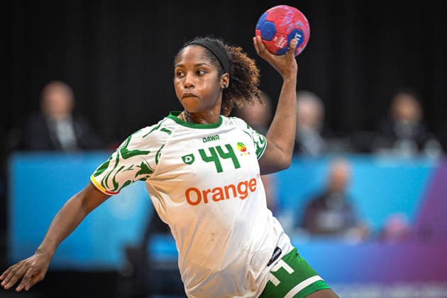 Niederlande, Handball, Weltmeisterschaft der Frauen 2025, Schweiz vs Senegal, 29.11.2025, Maaspoort Sports & Events, s-Hertogenbosch, Niederlande, Raissa Dapina (Senegal, 44) beim Torwurf Copyright: xMarkusxVerwimpx