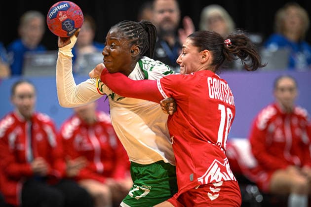 Niederlande, Handball, Weltmeisterschaft der Frauen 2025, Schweiz vs Senegal, 29.11.2025, Maaspoort Sports & Events, s-Hertogenbosch, Niederlande, Zweikampf Dienaba Sy (Senegal, 27) vs Daphne Gautschi (Schweiz, 10) Copyright: xMarkusxVerwimpx