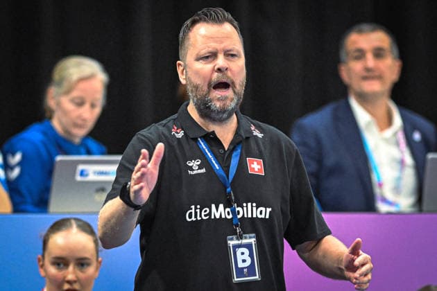 Niederlande, Handball, Weltmeisterschaft der Frauen 2025, Schweiz vs Senegal, 29.11.2025, Maaspoort Sports & Events, s-Hertogenbosch, Niederlande, Knut Ove Joa (Schweiz, Nationaltrainer) Copyright: xMarkusxVerwimpx