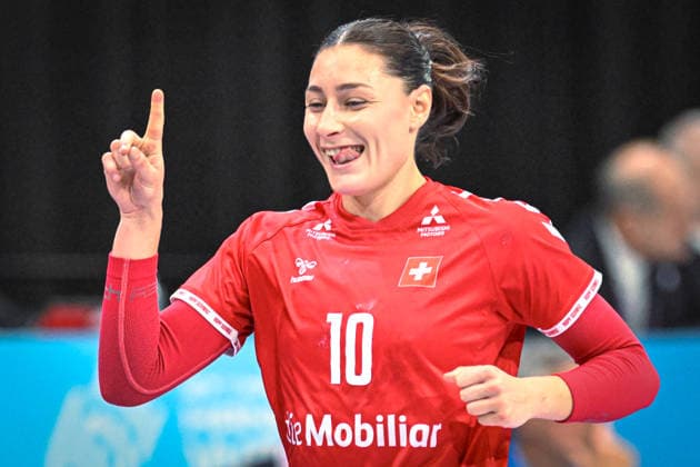 Niederlande, Handball, Weltmeisterschaft der Frauen 2025, Schweiz vs Senegal, 29.11.2025, Maaspoort Sports & Events, s-Hertogenbosch, Niederlande, Daphne Gautschi (Schweiz, 10) freut sich über ein Tor Copyright: xMarkusxVerwimpx