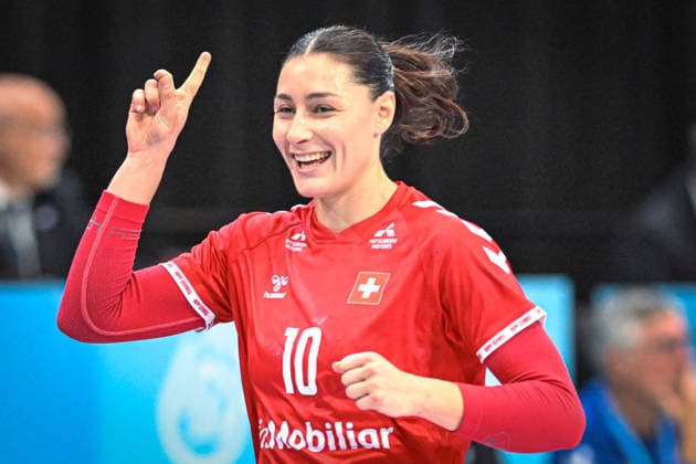 Niederlande, Handball, Weltmeisterschaft der Frauen 2025, Schweiz vs Senegal, 29.11.2025, Maaspoort Sports & Events, s-Hertogenbosch, Niederlande, Daphne Gautschi (Schweiz, 10) freut sich über ein Tor Copyright: xMarkusxVerwimpx