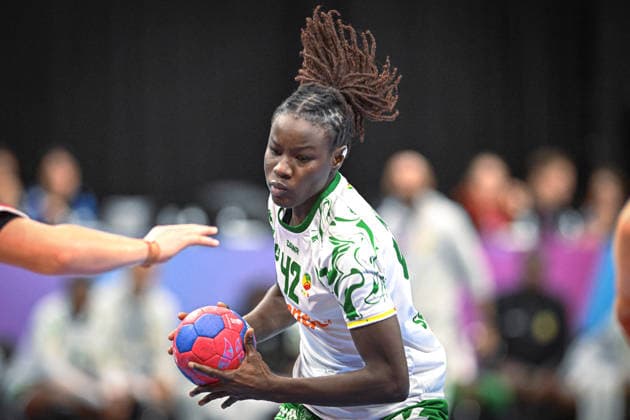 Niederlande, Handball, Weltmeisterschaft der Frauen 2025, Schweiz vs Senegal, 29.11.2025, Maaspoort Sports & Events, s-Hertogenbosch, Niederlande, Astou Ndiaye (Senegal, 42) Copyright: xMarkusxVerwimpx