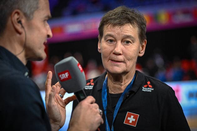Niederlande, Handball, Weltmeisterschaft der Frauen 2025, Schweiz vs Senegal, 29.11.2025, Maaspoort Sports & Events, s-Hertogenbosch, Niederlande, Vroni Keller (Schweiz, Assistenztrainerin) beim Interview mit SRF Copyright: xMarkusxVerwimpx