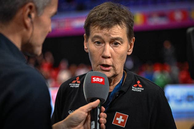 Niederlande, Handball, Weltmeisterschaft der Frauen 2025, Schweiz vs Senegal, 29.11.2025, Maaspoort Sports & Events, s-Hertogenbosch, Niederlande, Vroni Keller (Schweiz, Assistenztrainerin) beim Interview mit SRF Copyright: xMarkusxVerwimpx