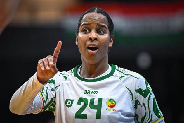 Niederlande, Handball, Weltmeisterschaft der Frauen 2025, Schweiz vs Senegal, 29.11.2025, Maaspoort Sports & Events, s-Hertogenbosch, Niederlande, Dounia Abdourahim (Senegal, 24) reklamiert eine Entscheidung der Schiedsrichter Copyright: xMarkusxVerwimpx