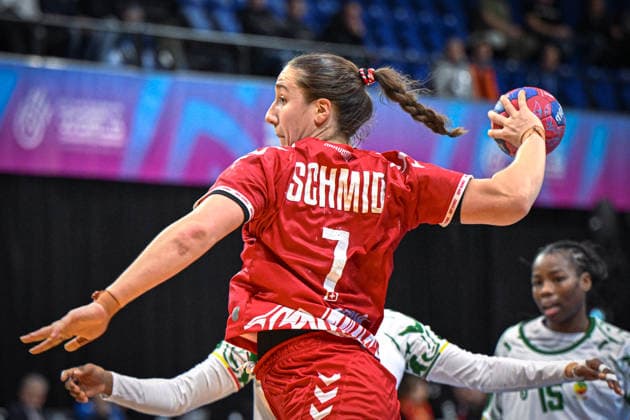 Niederlande, Handball, Weltmeisterschaft der Frauen 2025, Schweiz vs Senegal, 29.11.2025, Maaspoort Sports & Events, s-Hertogenbosch, Niederlande, Tabea Schmid (Schweiz, 7) beim Torwurf Copyright: xMarkusxVerwimpx