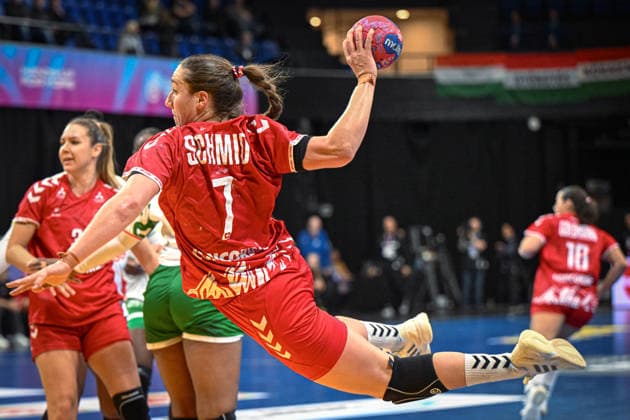 Niederlande, Handball, Weltmeisterschaft der Frauen 2025, Schweiz vs Senegal, 29.11.2025, Maaspoort Sports & Events, s-Hertogenbosch, Niederlande, Tabea Schmid (Schweiz, 7) im Sprungwurf Copyright: xMarkusxVerwimpx