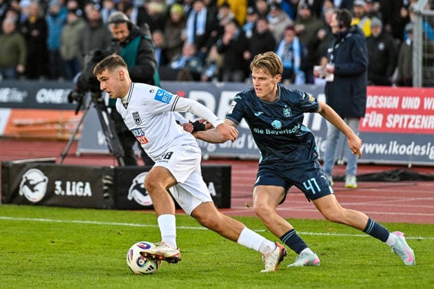 GER, 3. Liga, SSV Ulm 1846 vs TSV 1860 München 29.11.2025, Donaustadion, Ulm, GER, 3. Liga, SSV Ulm 1846 vs TSV 1860 München, im Bild Max Scholze (SSV Ulm, 28), Clemens Lippmann (Muenchen, 41)