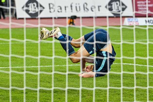 GER, 3. Liga, SSV Ulm 1846 vs TSV 1860 München 29.11.2025, Donaustadion, Ulm, GER, 3. Liga, SSV Ulm 1846 vs TSV 1860 München, im Bild Siemen Voet (Muenchen, 3), Rolle rueckwaerts