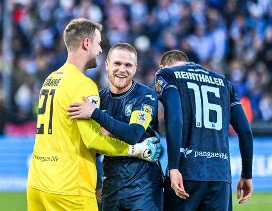 GER, 3. Liga, SSV Ulm 1846 vs TSV 1860 München 29.11.2025, Donaustadion, Ulm, GER, 3. Liga, SSV Ulm 1846 vs TSV 1860 München, im Bild Thomas Dähne Daehne (Muenchen, 21) und Thore Jacobsen (Muenchen, 5) freuen sich nach Spielende