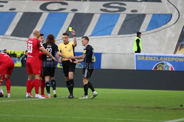 29.11.2025, xrekx, Fussball 3.Liga, 1.FC Saarbruecken - Rot-Weiss Essen v.l. Schiedsrichter Referee Eric Weisbach Florian Pick (1.FC Saarbruecken) hat eine Gelb Karte erhalten, received a yellow card (DFL DFB REGULATIONS PROHIBIT ANY USE OF PHOTOGRAPHS as IMAGE SEQUENCES and or QUASI-VIDEO) Saarbruecken