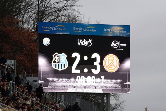 29.11.2025, xrekx, Fussball 3.Liga, 1.FC Saarbruecken - Rot-Weiss Essen v.l. Anzeigetafel, Videowall, Scoreboard, Info, Werbung Nachspielzeit 7 Minuten (DFL DFB REGULATIONS PROHIBIT ANY USE OF PHOTOGRAPHS as IMAGE SEQUENCES and or QUASI-VIDEO) Saarbruecken