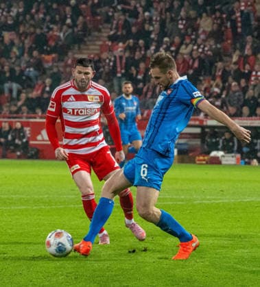 Fußball, Herren, Saison 2025 2026, 1. Bundesliga (12. Spieltag), 1. FC Union Berlin - 1. FC Heidenheim (1:2), v. l. Oliver Burke (1. FC Union Berlin), Patrick Mainka (1. FC Heidenheim), 29.11.2025, Copyright: xMatthiasxKochx