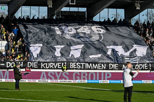 GER, 3. Liga, SSV Ulm 1846 vs TSV 1860 München 29.11.2025, Donaustadion, Ulm, GER, 3. Liga, SSV Ulm 1846 vs TSV 1860 München, im Bild koordinierte Fanproteste vor Spielbeginn gegen Plaene (Sicherheitsmassnahmen) der Innenministerkonferenz (IMK) nicht nur in der Fankurven sondern auch auf der Gegengerade, Banner mit dem Aufdruck doch die Kurven bestimmen die Melodie!