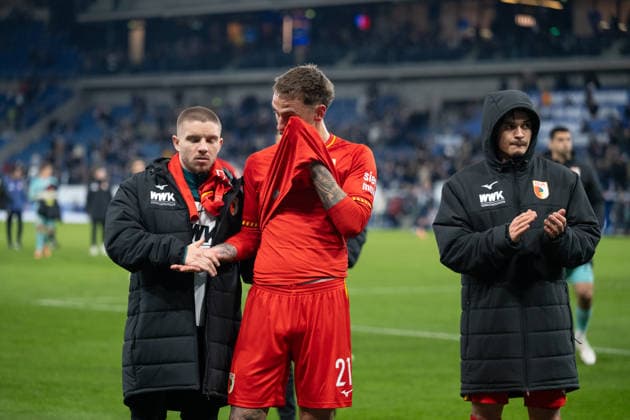 Nach Spielende Entaeuschung, frust bei Phillip Tietz (FC Augsburg, 21), Fabian Rieder (FC Augsburg, 32) GER, TSG 1899 Hoffenheim vs. FC Augsburg, Fussball, Herren, 1. Bundesliga, 12. Spieltag, Spielzeit 2025 2026, 29.11.2025, DFL DFB REGULATIONS PROHIBIT ANY USE OF PHOTOGRAPHS AS IMAGE SEQUENCES AND OR QUASI-VIDEO, GER, TSG 1899 Hoffenheim vs. FC Augsburg, Fussball, Herren, 1. Bundesliga, 12. Spieltag, Spielzeit 2025 2026, 29.11.2025 Sinsheim Copyright: xEibner-Pressefoto WolfgangxFrankx EP_WFK
