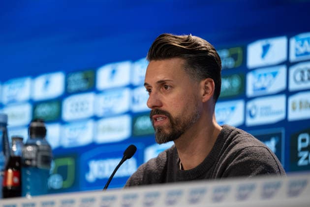 Pressekonferenz nach dem Spie, Sandro Wagner (FC Augsburg, Cheftrainer, Trainer) GER, TSG 1899 Hoffenheim vs. FC Augsburg, Fussball, Herren, 1. Bundesliga, 12. Spieltag, Spielzeit 2025 2026, 29.11.2025, DFL DFB REGULATIONS PROHIBIT ANY USE OF PHOTOGRAPHS AS IMAGE SEQUENCES AND OR QUASI-VIDEO, GER, TSG 1899 Hoffenheim vs. FC Augsburg, Fussball, Herren, 1. Bundesliga, 12. Spieltag, Spielzeit 2025 2026, 29.11.2025 Sinsheim Copyright: xEibner-Pressefoto WolfgangxFrankx EP_WFK