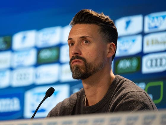 Pressekonferenz nach dem Spie, Sandro Wagner (FC Augsburg, Cheftrainer, Trainer) GER, TSG 1899 Hoffenheim vs. FC Augsburg, Fussball, Herren, 1. Bundesliga, 12. Spieltag, Spielzeit 2025 2026, 29.11.2025, DFL DFB REGULATIONS PROHIBIT ANY USE OF PHOTOGRAPHS AS IMAGE SEQUENCES AND OR QUASI-VIDEO, GER, TSG 1899 Hoffenheim vs. FC Augsburg, Fussball, Herren, 1. Bundesliga, 12. Spieltag, Spielzeit 2025 2026, 29.11.2025 Sinsheim Copyright: xEibner-Pressefoto WolfgangxFrankx EP_WFK