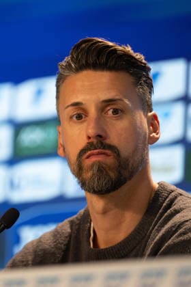 Pressekonferenz nach dem Spie, Sandro Wagner (FC Augsburg, Cheftrainer, Trainer) GER, TSG 1899 Hoffenheim vs. FC Augsburg, Fussball, Herren, 1. Bundesliga, 12. Spieltag, Spielzeit 2025 2026, 29.11.2025, DFL DFB REGULATIONS PROHIBIT ANY USE OF PHOTOGRAPHS AS IMAGE SEQUENCES AND OR QUASI-VIDEO, GER, TSG 1899 Hoffenheim vs. FC Augsburg, Fussball, Herren, 1. Bundesliga, 12. Spieltag, Spielzeit 2025 2026, 29.11.2025 Sinsheim Copyright: xEibner-Pressefoto WolfgangxFrankx EP_WFK