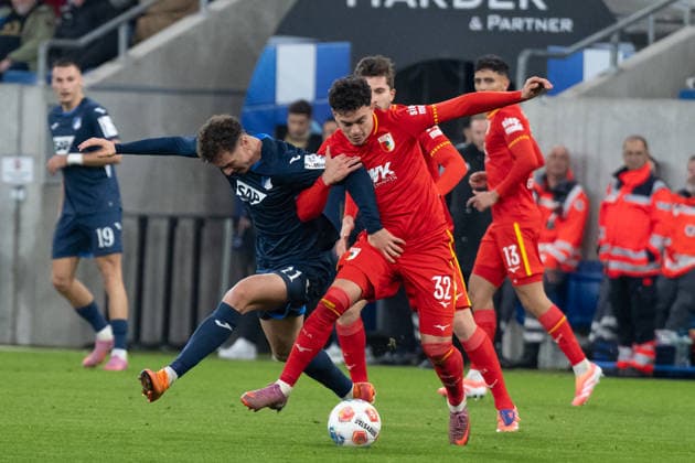 v.li. Fisnik Asllani (TSG 1899 Hoffenheim, 11), Fabian Rieder (FC Augsburg, 32) GER, TSG 1899 Hoffenheim vs. FC Augsburg, Fussball, Herren, 1. Bundesliga, 12. Spieltag, Spielzeit 2025 2026, 29.11.2025, DFL DFB REGULATIONS PROHIBIT ANY USE OF PHOTOGRAPHS AS IMAGE SEQUENCES AND OR QUASI-VIDEO, GER, TSG 1899 Hoffenheim vs. FC Augsburg, Fussball, Herren, 1. Bundesliga, 12. Spieltag, Spielzeit 2025 2026, 29.11.2025 Sinsheim Copyright: xEibner-Pressefoto WolfgangxFrankx EP_WFK
