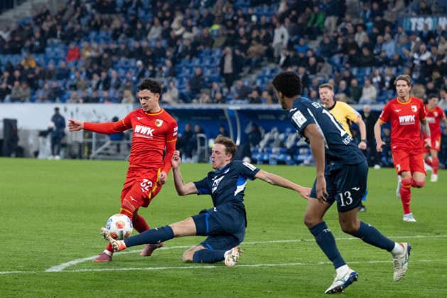 v. li. im Zweikampf Fabian Rieder (FC Augsburg, 32), Wouter Burger (TSG 1899 Hoffenheim, 18) GER, TSG 1899 Hoffenheim vs. FC Augsburg, Fussball, Herren, 1. Bundesliga, 12. Spieltag, Spielzeit 2025 2026, 29.11.2025, DFL DFB REGULATIONS PROHIBIT ANY USE OF PHOTOGRAPHS AS IMAGE SEQUENCES AND OR QUASI-VIDEO, GER, TSG 1899 Hoffenheim vs. FC Augsburg, Fussball, Herren, 1. Bundesliga, 12. Spieltag, Spielzeit 2025 2026, 29.11.2025 Sinsheim Copyright: xEibner-Pressefoto WolfgangxFrankx EP_WFK