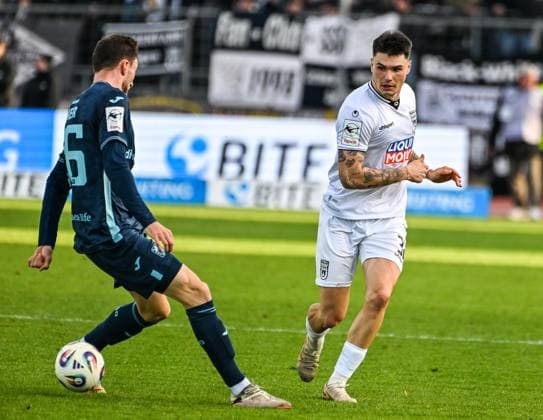 GER, 3. Liga, SSV Ulm 1846 vs TSV 1860 München 29.11.2025, Donaustadion, Ulm, GER, 3. Liga, SSV Ulm 1846 vs TSV 1860 München, im Bild Niklas Kölle Koelle (SSV Ulm, 32) tunnelt Philipp Maier (Muenchen, 26)