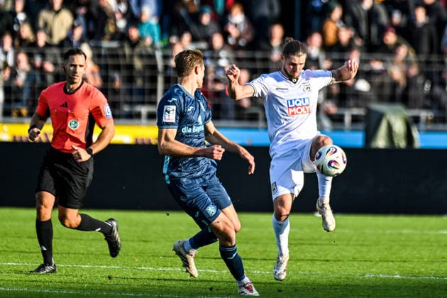 GER, 3. Liga, SSV Ulm 1846 vs TSV 1860 München 29.11.2025, Donaustadion, Ulm, GER, 3. Liga, SSV Ulm 1846 vs TSV 1860 München, im Bild Schiedsrichter Leonidas Exuzidis, Siemen Voet (Muenchen, 3), Dennis Chessa (SSV Ulm, 11)