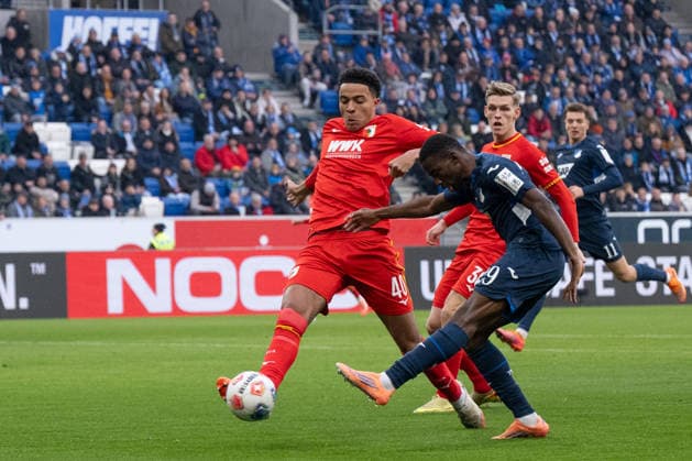 v.li. Noahkai Banks (FC Augsburg, 40), Bazoumana Toure (TSG 1899 Hoffenheim, 29) Torschuss, , Anton Kade (FC Augsburg, 30) GER, TSG 1899 Hoffenheim vs. FC Augsburg, Fussball, Herren, 1. Bundesliga, 12. Spieltag, Spielzeit 2025 2026, 29.11.2025, DFL DFB REGULATIONS PROHIBIT ANY USE OF PHOTOGRAPHS AS IMAGE SEQUENCES AND OR QUASI-VIDEO, GER, TSG 1899 Hoffenheim vs. FC Augsburg, Fussball, Herren, 1. Bundesliga, 12. Spieltag, Spielzeit 2025 2026, 29.11.2025 Sinsheim Copyright: xEibner-Pressefoto WolfgangxFrankx EP_WFK
