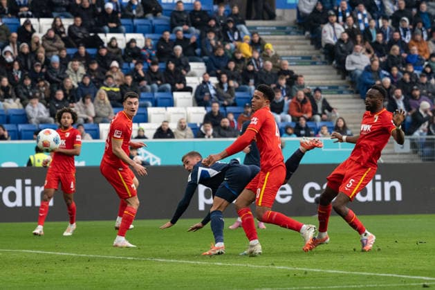 v.li. Cedric Zesiger (FC Augsburg, 16), Grischa Proemel (TSG 1899 Hoffenheim, 06), Noahkai Banks (FC Augsburg, 40), Chrislain Matsima (FC Augsburg, 05), Torchance, GER, TSG 1899 Hoffenheim vs. FC Augsburg, Fussball, Herren, 1. Bundesliga, 12. Spieltag, Spielzeit 2025 2026, 29.11.2025, DFL DFB REGULATIONS PROHIBIT ANY USE OF PHOTOGRAPHS AS IMAGE SEQUENCES AND OR QUASI-VIDEO, GER, TSG 1899 Hoffenheim vs. FC Augsburg, Fussball, Herren, 1. Bundesliga, 12. Spieltag, Spielzeit 2025 2026, 29.11.2025 Sinsheim Copyright: xEibner-Pressefoto WolfgangxFrankx EP_WFK
