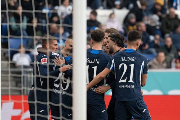 Tor zum 1:0 durch Bazoumana Toure (TSG 1899 Hoffenheim, 29) Jubel, Torjubel GER, TSG 1899 Hoffenheim vs. FC Augsburg, Fussball, Herren, 1. Bundesliga, 12. Spieltag, Spielzeit 2025 2026, 29.11.2025, DFL DFB REGULATIONS PROHIBIT ANY USE OF PHOTOGRAPHS AS IMAGE SEQUENCES AND OR QUASI-VIDEO, GER, TSG 1899 Hoffenheim vs. FC Augsburg, Fussball, Herren, 1. Bundesliga, 12. Spieltag, Spielzeit 2025 2026, 29.11.2025 Sinsheim Copyright: xEibner-Pressefoto WolfgangxFrankx EP_WFK