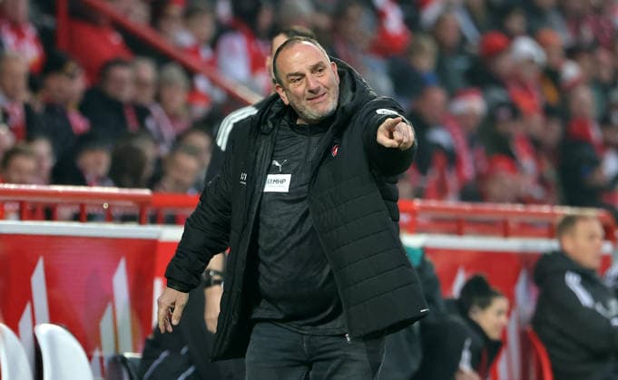 Trainer Frank Schmidt gibt Anweisungen Einzelbild Freisteller Aktion Fußball Fussball Bundesliga Herren DFL 12. Spieltag Saison 2025 2026 29.11.2025 1.FC Union Berlin FCU vs. 1.FC Heidenheim FCH DFL regulations prohibit any use of photographs as image sequences and or quasi-video.