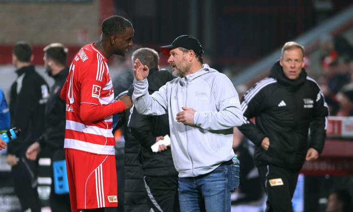 Trainer Steffen Baumgart redet mit Ilyas Ansah, Co Trainer Kevin McKenna Fußball Fussball Bundesliga Herren DFL 12. Spieltag Saison 2025 2026 29.11.2025 1.FC Union Berlin FCU vs. 1.FC Heidenheim FCH DFL regulations prohibit any use of photographs as image sequences and or quasi-video.