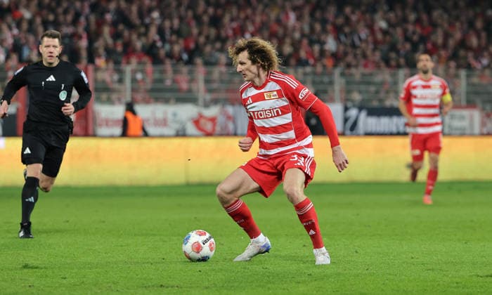 Alex Kral am Ball Einzelbild Freisteller Aktion Fußball Fussball Bundesliga Herren DFL 12. Spieltag Saison 2025 2026 29.11.2025 1.FC Union Berlin FCU vs. 1.FC Heidenheim FCH DFL regulations prohibit any use of photographs as image sequences and or quasi-video.