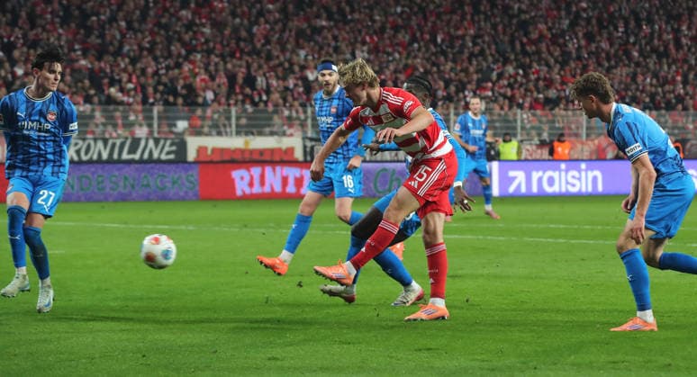 Tom Rothe schiesst, Omar Traore Zweikampf Spielszene Aktion Fußball Fussball Bundesliga Herren DFL 12. Spieltag Saison 2025 2026 29.11.2025 1.FC Union Berlin FCU vs. 1.FC Heidenheim FCH DFL regulations prohibit any use of photographs as image sequences and or quasi-video.