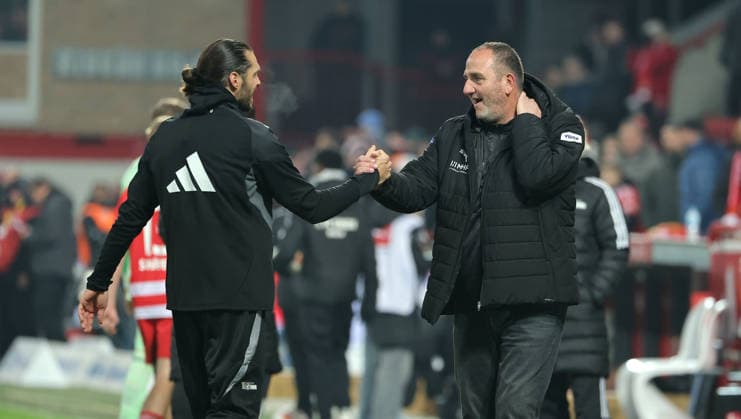 Christopher Trimmel gratuliert Trainer Frank Schmidt nach Spielende Fußball Fussball Bundesliga Herren DFL 12. Spieltag Saison 2025 2026 29.11.2025 1.FC Union Berlin FCU vs. 1.FC Heidenheim FCH DFL regulations prohibit any use of photographs as image sequences and or quasi-video.