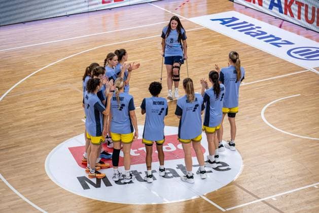 Basketball Berlin 29.11.2025 Saison 2025 2026 DBBL 1. Bundesliga Frauen, Damen Alba Berlin - Eisvögel USC Freiburg Leoni Kreyenfeld (Alba, No.07) verletzt Team