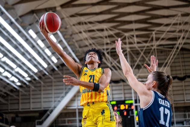 Basketball Berlin 29.11.2025 Saison 2025 2026 DBBL 1. Bundesliga Frauen, Damen Alba Berlin - Eisvögel USC Freiburg Deeshyra Thomas (Alba, No.21) Britta Daub (Freiburg, No.17)