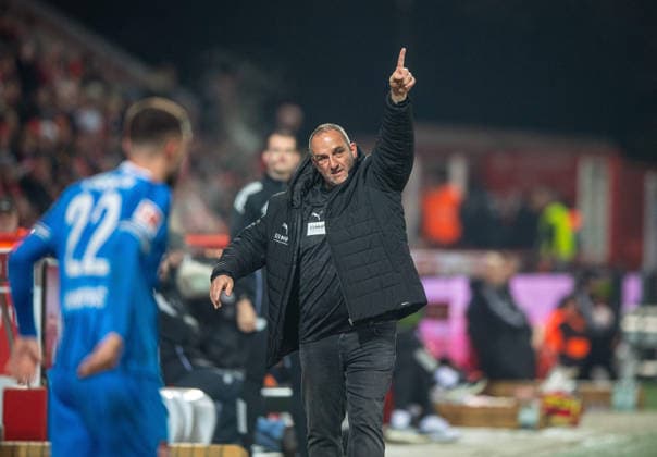 Fußball, Herren, Saison 2025 2026, 1. Bundesliga (12. Spieltag), 1. FC Union Berlin - 1. FC Heidenheim, v. l. Arijon Ibrahimovic (Heidenheim), Trainer Frank Schmidt (Heidenheim), 29.11.2025, Copyright: xSebastianxRäppold MatthiasxKochx