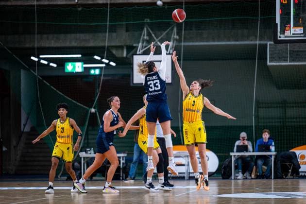 Basketball Berlin 29.11.2025 Saison 2025 2026 DBBL 1. Bundesliga Frauen, Damen Alba Berlin - Eisvögel USC Freiburg Summah Evans (Freiburg, No.33) Theresa Simon (Alba, No.03)