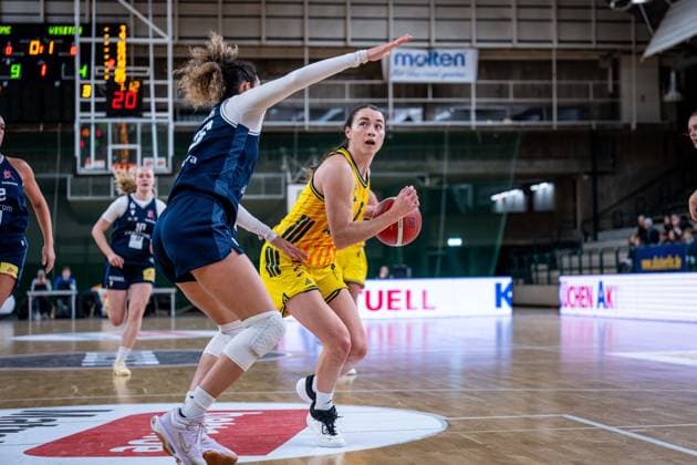 Basketball Berlin 29.11.2025 Saison 2025 2026 DBBL 1. Bundesliga Frauen, Damen Alba Berlin - Eisvögel USC Freiburg Tessa Stammberger (Alba, No.06) Summah Evans (Freiburg, No.33)