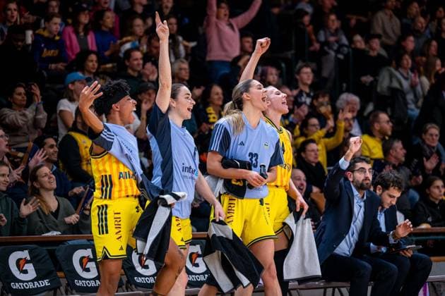 Basketball Berlin 29.11.2025 Saison 2025 2026 DBBL 1. Bundesliga Frauen, Damen Alba Berlin - Eisvögel USC Freiburg Jubel Alba Deeshyra Thomas (Alba, No.21) Tessa Stammberger (Alba, No.06) Emily Kiser (Alba, No.33) Marie Bertholdt (Alba, No.04)