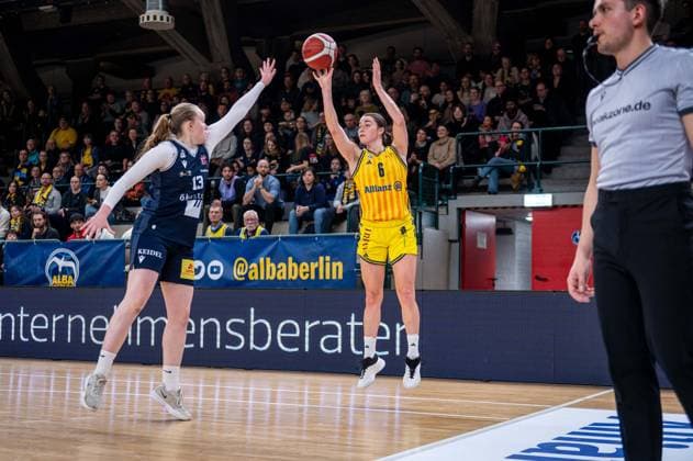 Basketball Berlin 29.11.2025 Saison 2025 2026 DBBL 1. Bundesliga Frauen, Damen Alba Berlin - Eisvögel USC Freiburg Tessa Stammberger (Alba, No.06) Greta Kröger (Freiburg, No.13)