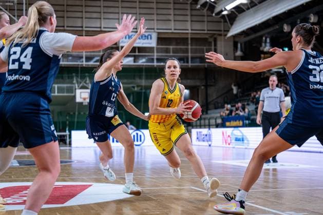 Basketball Berlin 29.11.2025 Saison 2025 2026 DBBL 1. Bundesliga Frauen, Damen Alba Berlin - Eisvögel USC Freiburg Lena Gohlisch (Alba, No.12) Britta Daub (Freiburg, No.17)
