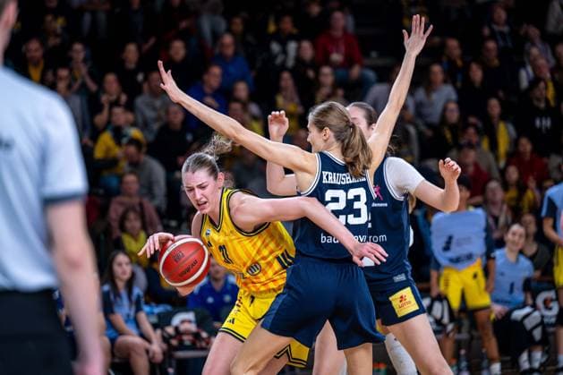 Basketball Berlin 29.11.2025 Saison 2025 2026 DBBL 1. Bundesliga Frauen, Damen Alba Berlin - Eisvögel USC Freiburg Abby Muse (Alba, No.31) Antonia Kraushaar (Freiburg, No.23)