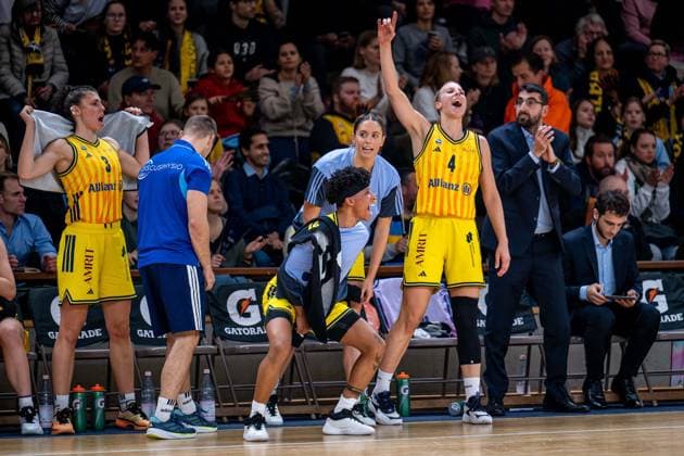 Basketball Berlin 29.11.2025 Saison 2025 2026 DBBL 1. Bundesliga Frauen, Damen Alba Berlin - Eisvögel USC Freiburg Jubel Alba Deeshyra Thomas (Alba, No.21) Marie Bertholdt (Alba, No.04) und andere