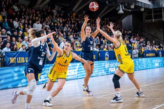 Basketball Berlin 29.11.2025 Saison 2025 2026 DBBL 1. Bundesliga Frauen, Damen Alba Berlin - Eisvögel USC Freiburg Sidney Jaynes (Freiburg, No.32) Marie Bertholdt (Alba, No.04)