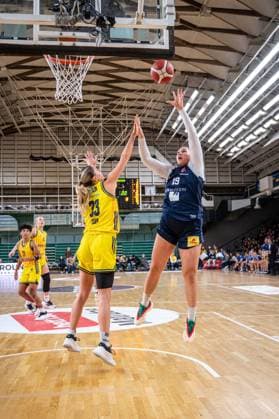 Basketball Berlin 29.11.2025 Saison 2025 2026 DBBL 1. Bundesliga Frauen, Damen Alba Berlin - Eisvögel USC Freiburg Elea Gaba (Freiburg, No.19) Emily Kiser (Alba, No.33)