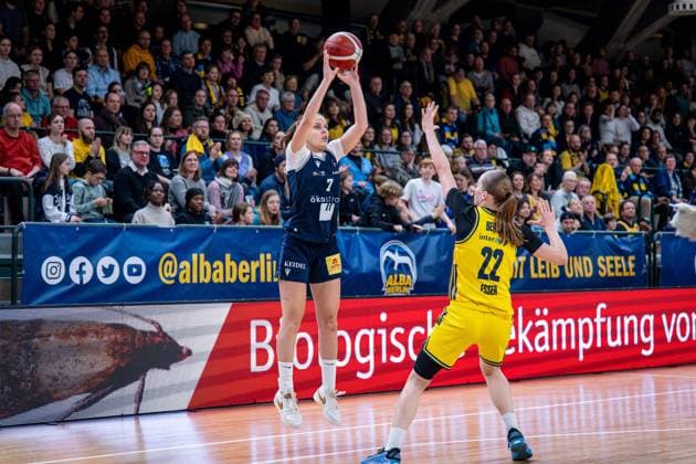 Basketball Berlin 29.11.2025 Saison 2025 2026 DBBL 1. Bundesliga Frauen, Damen Alba Berlin - Eisvögel USC Freiburg Paula Paradzik (Freiburg, No.07) Rosalie Esser (Alba, No.22)